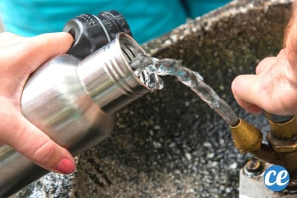 remplir sa gourde dans un parc