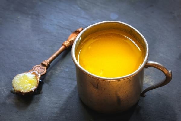 tasse avec du ghee beurre très nutritif