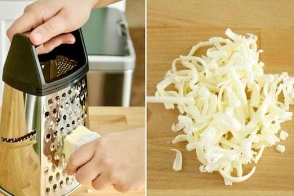 ramollir le beurre avec une râpe à fromage