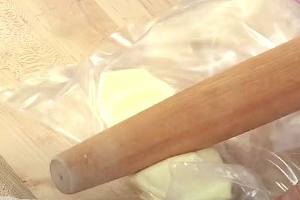 ramollir du beurre avec un sac ziploc et un rouleau à pâtisserie