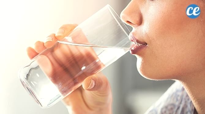 femme qui boit une verre d'eau