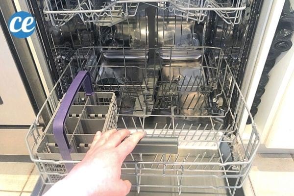 Enlever le panier du lave-vaisselle
