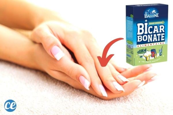 bicarbonate sur les mains d'une femme