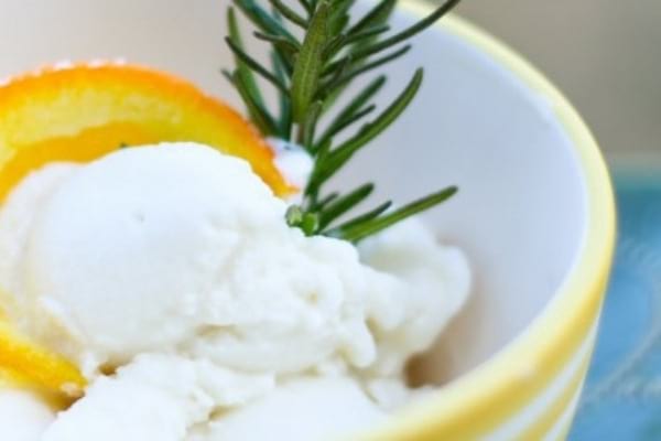 sorbet au romarin et branche de romarin