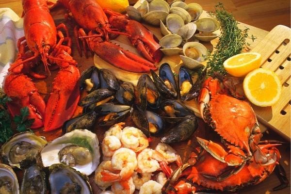 Un plateau de fruit de mer riche en cholestérol