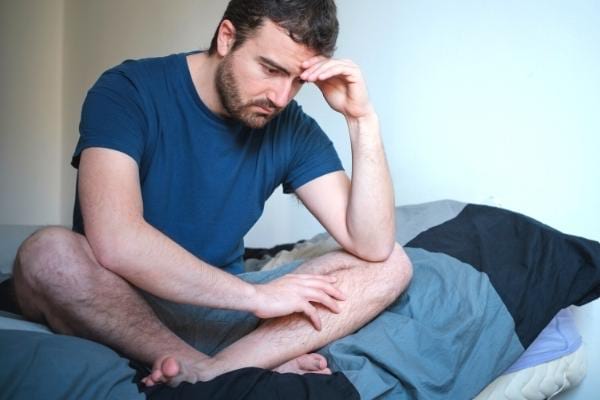 Homme souffrant de névrite vestibulaire qui ne peut pas être soigné