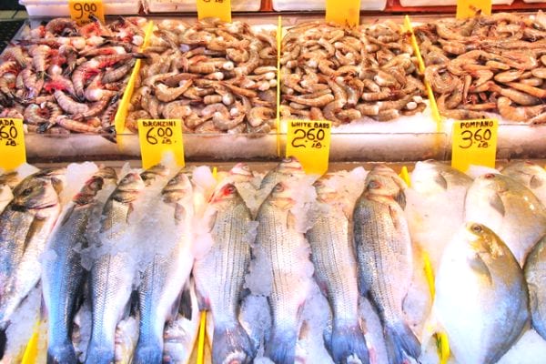 Les chefs cuisiniers achètent des espèces de poissons non menacées par la pêche industrielle. 