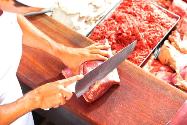 Les chefs cuisiniers achètent la viande fraîche chez le boucher et le moins transformée possible.