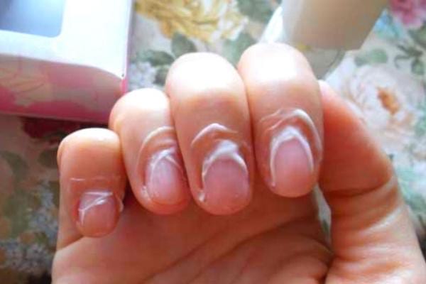 Pour repousser les cuticules facilement, utilisez de l'après-shampoing.