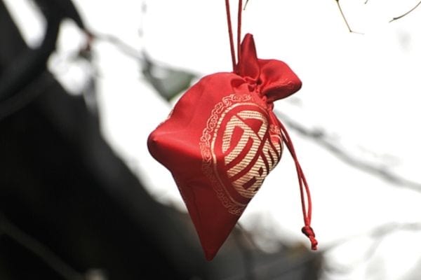 un petit sac rouge et or pour attirer l'argent