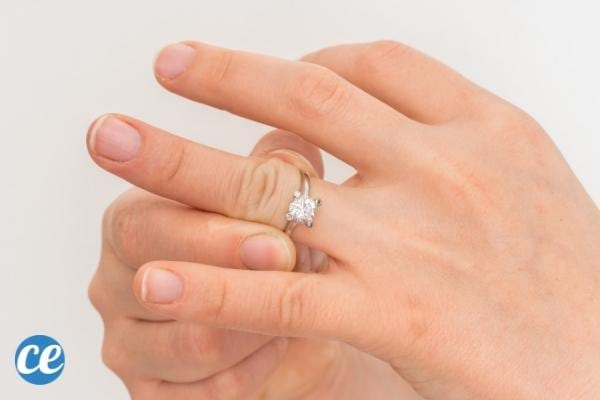 Pour retire une bague coincée, appliquez de l'après-shampoing sur votre doigt.