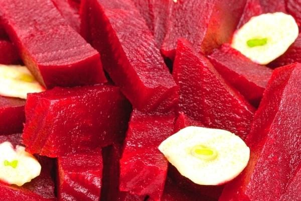 De la betterave riche en vitamine B9 coupée en lamelle