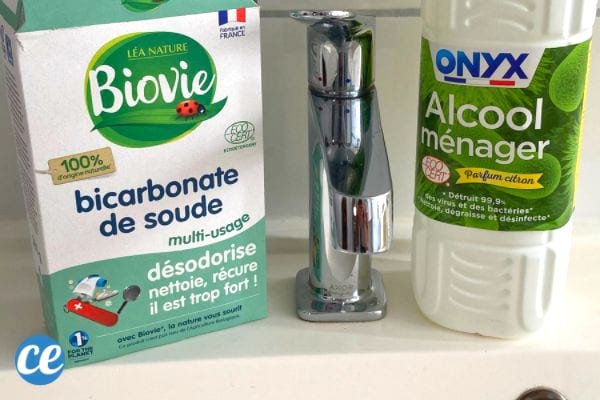 Du bicarbonate et de l'alcool ménager pour éliminer les odeurs d'égout de la salle de bain.