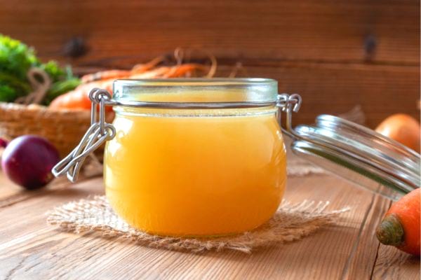 Les chefs cuisiniers savent recycler les restes de poulet pour faire un bouillon de volaille.