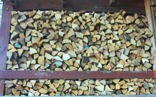 Des bûches de bois mis au sec pour diminuer sa consommation de bois
