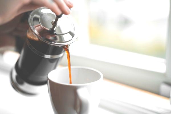 Faites votre propre café chez vous à la maison pour faire des économies.