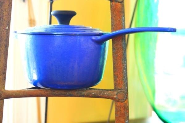 casserole en émail bleue