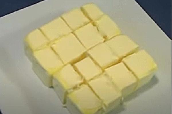 Beurre coupé en morceaux dans une assiette