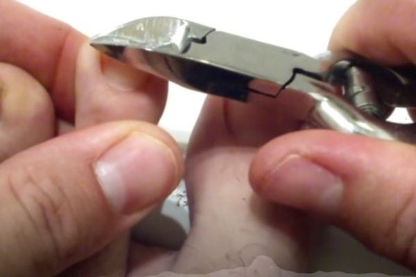 Se couper les ongles de pieds droits avec une pince à ongles