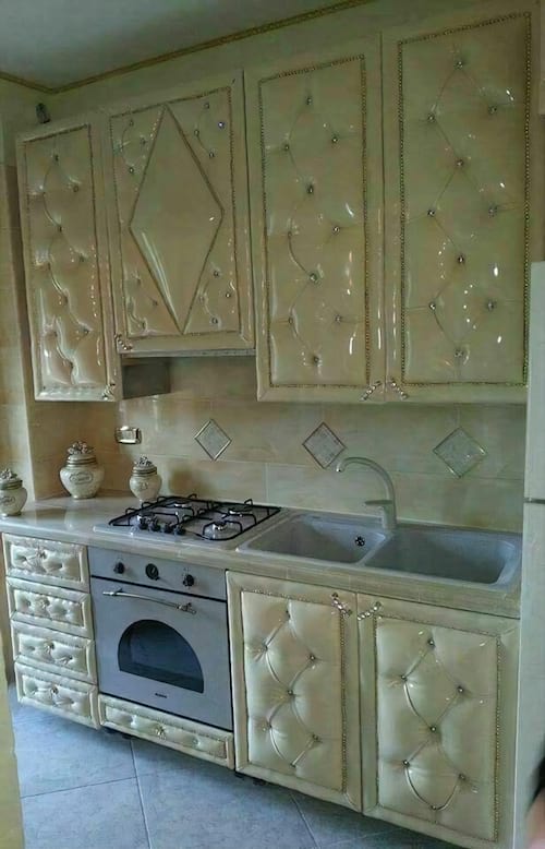 Une cuisine avec une décoration de canapé de couleur beige
