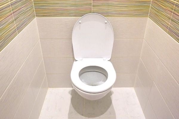 détartrer la cuvette des toilettes avec pastilles pour appareil dentaire