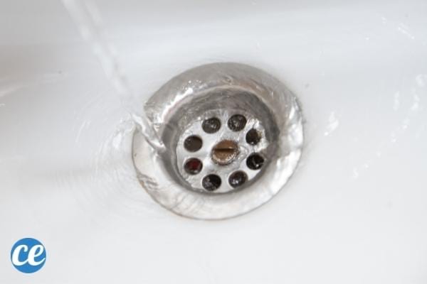 Mettez de l'après-shampoing dans les canalisations pour les déboucher facilement.