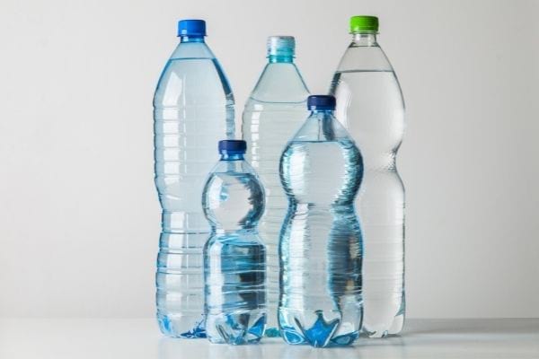 des bouteilles d''eau en plastique