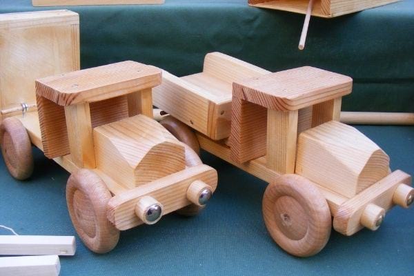 des camions jouets en bois brut