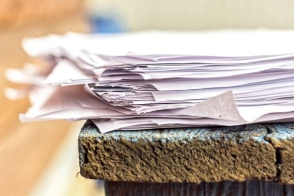 une pile de feuilles de papier