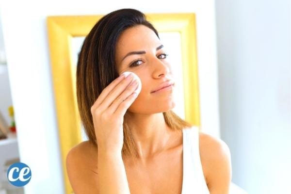 Si vous n'avez pas de démaquillant, vous pouvez utiliser de l'après-shampoing à la place.