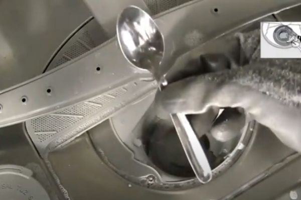 une cuillère pour démonter la pompe du lave-vaisselle