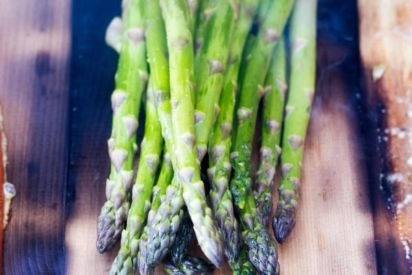Des asperges cuites riches en vitamine B9
