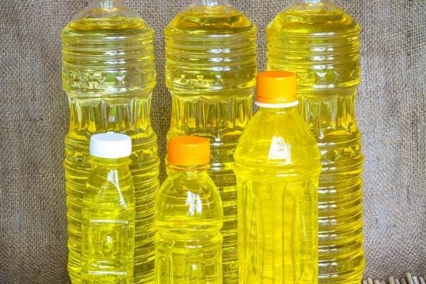 Des bouteilles d'huile de friture recyclées