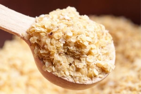 Une cuillère de germes de blé riche en vitamine B9