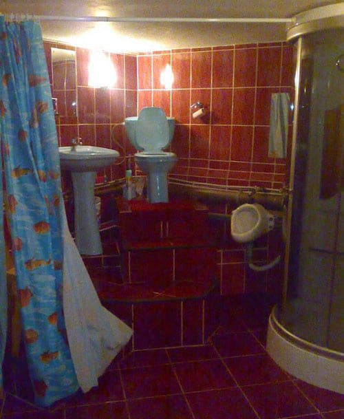Toilette installée avec des marches d'escaliers ressemblant à un trône 