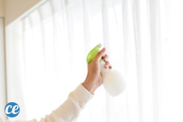 Mélangez de l'eau et de l'après-shampoing pour faire un spray qui désodorise les textiles.