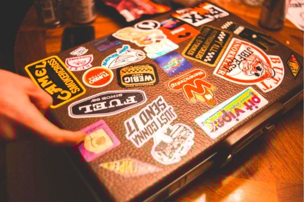 Frottez de l'après-shampoing sur les autocollants pour les décoller facilement.