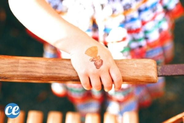 Pour enlever les faux tatouages facilement, utilisez de l'après-shampoing.