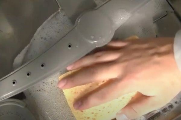 éponger l'eau stagnante dans le lave-vaisselle