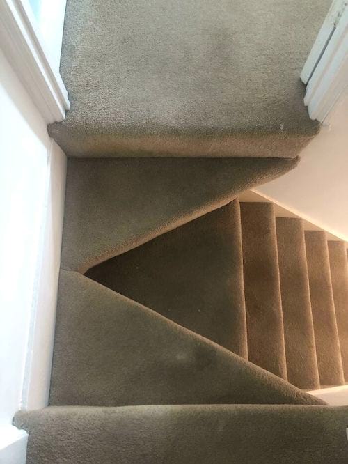 Des escaliers avec la forme d'un V 