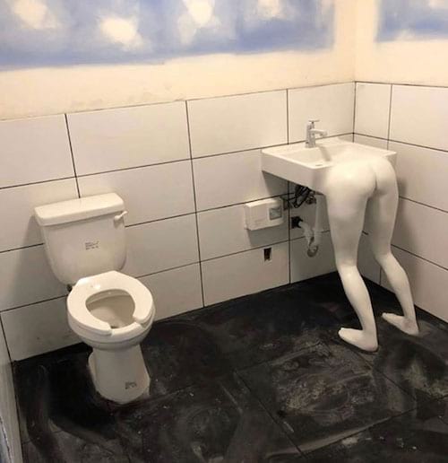 Des toilettes avec une déco assez spéciale 