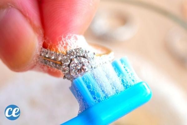 L'après-shampoing est très efficace pour faire briller les bijoux ternes.