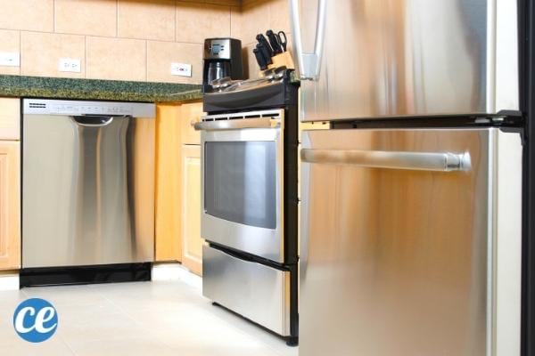 Frottez de l'après-shampoing sur les surfaces en inox pour les faire briller.