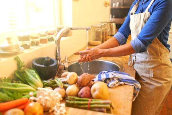 Pour faire des économies et manger sainement, apprenez à faire la cuisine chez vous.