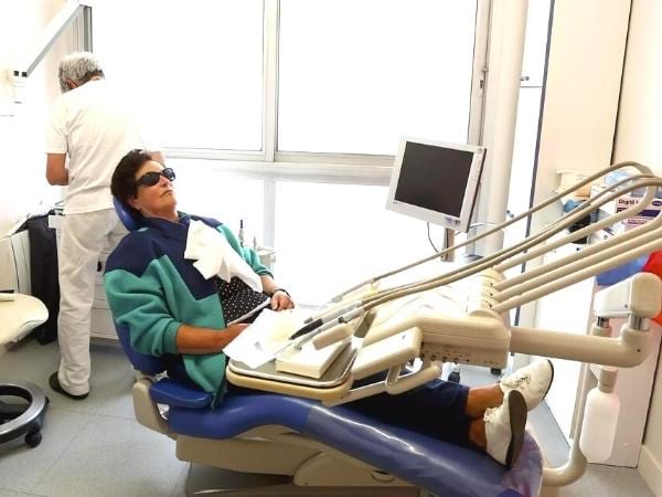 Femme couchée dans un cabinet dentaire