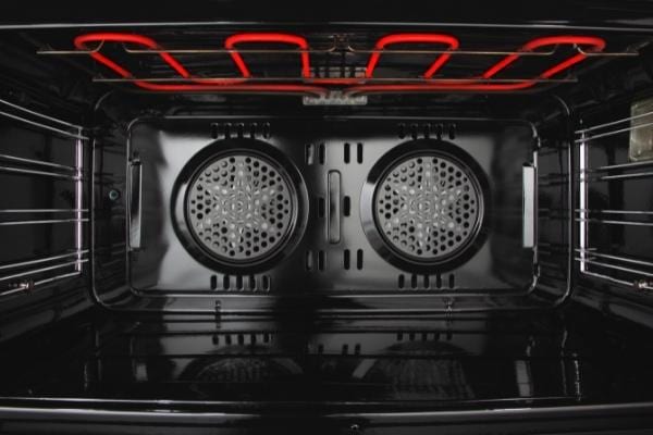 Un four en mode pyrolyse qui consomme beaucoup d'électricité