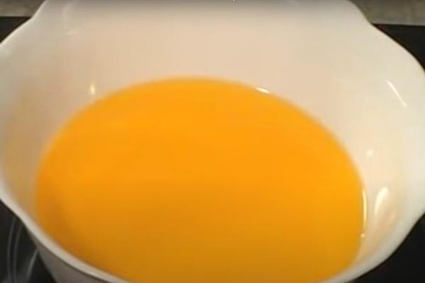 Ghee fait maison dans un saladier de couleur jaune