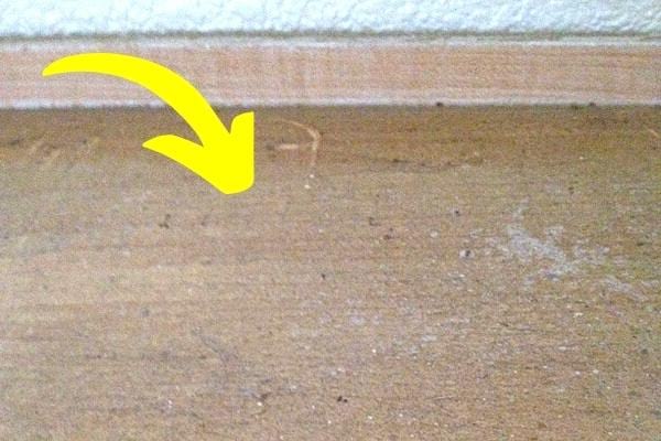 De la graisse sur le haut d'un meuble de cuisine qui a besoin d'être nettoyé