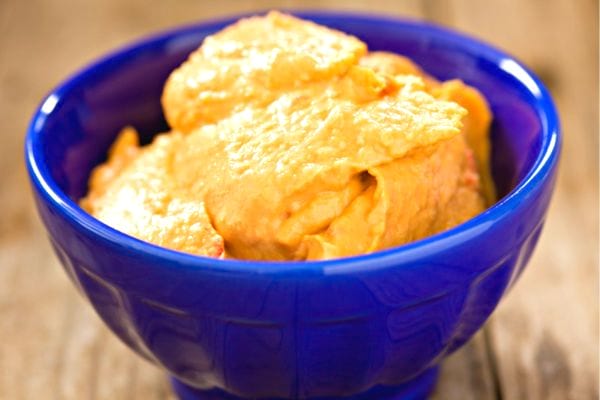 En cuisine, les chefs font des houmous pas chers avec des pois chiches secs. 