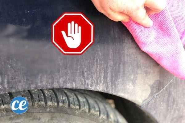 une carrosserie de voiture sale nettoyée avec un chiffon rose